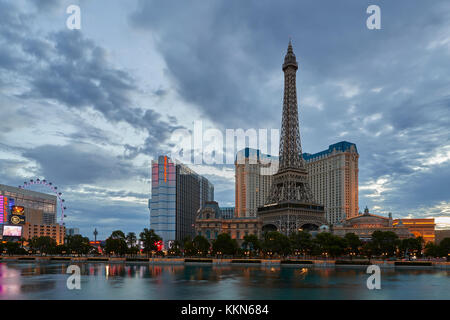 L'aube sur le lac et le Bellagio, Paris Las Vegas. Banque D'Images