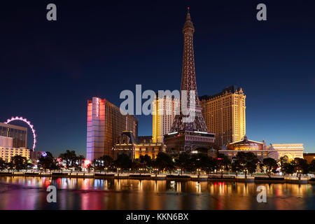 Le lever du soleil sur le lac et le Bellagio, Paris Las Vegas. Banque D'Images