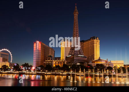 Le lever du soleil sur le lac et le Bellagio, Paris Las Vegas. Banque D'Images