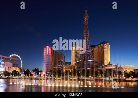 Le lever du soleil sur le lac et le Bellagio, Paris Las Vegas. Banque D'Images