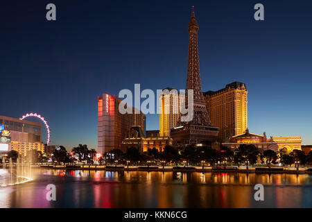 Le lever du soleil sur le lac et le Bellagio, Paris Las Vegas. Banque D'Images