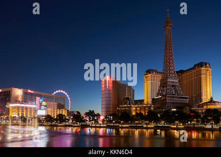 Le lever du soleil sur le lac et le Bellagio, Paris Las Vegas. Banque D'Images