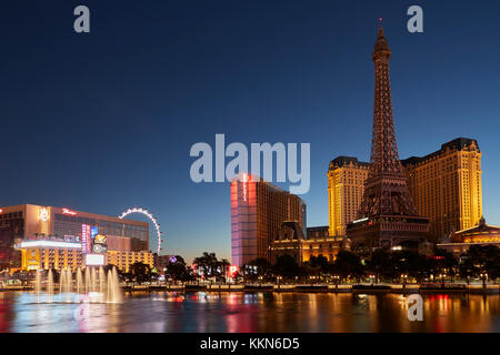 Le lever du soleil sur le lac et le Bellagio, Paris Las Vegas. Banque D'Images