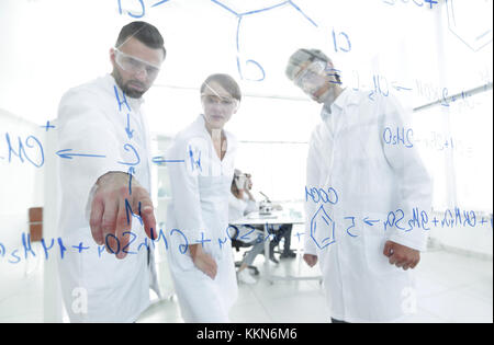 Les scientifiques des laboratoires de groupe pour discuter de leurs recherches dans le laboratoire. Banque D'Images