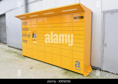 Casier en ligne Amazon, ramasser des casiers à Milton Keynes, England uk. amazon casiers sont les kiosques libre-service où les clients peuvent percevoir ou retourner leur Banque D'Images