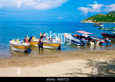 Santa Marta, Colombie - 10 octobre 2017 : les touristes non identifiés dans la voile d'un bateau dans une plage des Caraïbes, la Colombie taganga. Banque D'Images