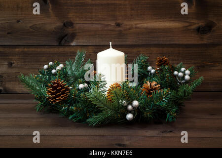 Décoré avec une guirlande de bougies blanches sur un fond de bois. Banque D'Images