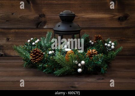 Décoré avec une guirlande lanterne noire avec un plateau de lumière sur un fond de bois. Banque D'Images