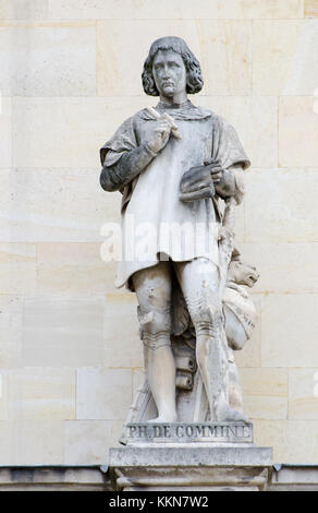 Paris, France. Palais du Louvre. Statue dans la cour Napoléon : Philippe de Commines (1447 - 1511) écrivain et diplomate dans les tribunaux de la Bourgogne.... Banque D'Images