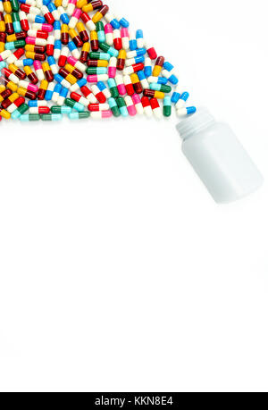 Capsules antibiotiques spilling out de bouteille de pilules sur fond blanc avec copie espace, il suffit d'ajouter votre propre texte. Concept de la résistance aux médicaments. Des médicaments antibiotiques Banque D'Images