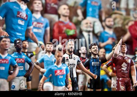 Via San Gregorio Armeno, célèbre rue de naples touristique où vous pourrez trouver des crèches et de figurines dans toutes les variations, les deux figures canoniques Banque D'Images