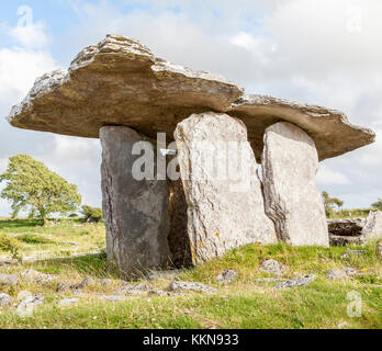 Dolmen de Poulnabrone néolithique, le Burren, Kilcorney, comté de Clare, Irlande Banque D'Images