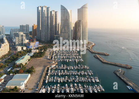 Vue sur la ville de Busan à haeundae plage gwangalli, district avec location de quai à Busan, Corée du Sud. Banque D'Images