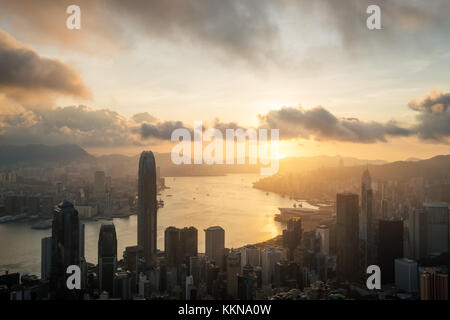Lever du soleil sur le port de Victoria de hong kong depuis Victoria Peak à Hong Kong et Kowloon ci-dessous. Banque D'Images