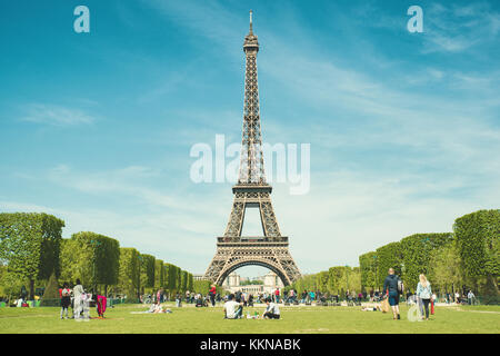 Paris, France - mai 6,2016 : touristes se refroidissant dans un parc près de la Tour Eiffel Paris, France. En 2016, plus de 15 millions de touristes ont visité la ville de Banque D'Images