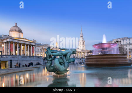 Vue sur Trafalgar Square avec la Galerie nationale, St Martin in the Fields church et fontaines par Edwin Lutyens