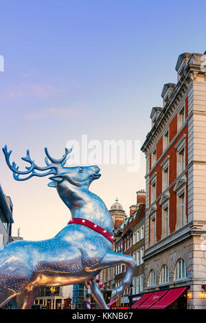 La Grande-Bretagne, l'Angleterre, Londres, Covent Garden décorée pour Noël Banque D'Images