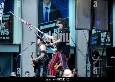 NEW YORK, NY - 14 août : Alice Cooper pratique pendant les "FOX & Friends" Tous les American Concert Series à l'extérieur de Fox Studios le 14 août 2015 à New York City People : Alice Cooper Banque D'Images