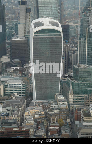 Le but de la soi-disant talkie-walkie (bâtiment 20) Fenchurch Street à Londres prise depuis le sommet de l'Écharde de la capitale britannique. le plus haut bâtiment de pho Banque D'Images