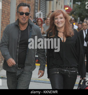 NEW YORK, NY - 06 août : Musiciens Bruce Springsteen et Patti Scialfa épouse quitter le studio après l'enregistrement final de 'The Daily Show avec Jon Stewart' le 6 août 2015 dans la ville de New York. People : Bruce Springsteen, Patti Scialfa Banque D'Images