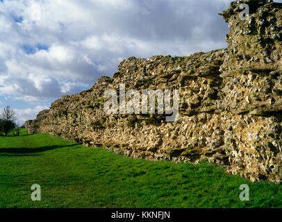 Silchester ville romaine murs, Hampshire : voir SW le long du mur extérieur SE dont le cœur de silex et de mortier en pierre avec des cours de mise à niveau a été exposé. Banque D'Images