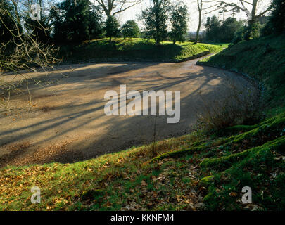 Amphithéâtre romain de Silchester situé juste à l'extérieur coin NE du village fortifié. Vue sur l'entrée de l'aréna elliptique. Flint & murs ironstone. Banque D'Images