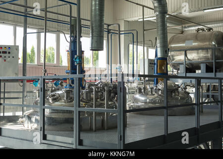 Les citernes pour le mélange de produits chimiques sur l'usine chimique. Concept : la fabrication Banque D'Images