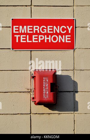 Vintage Emergency téléphone box sur le mur avec un signe Banque D'Images