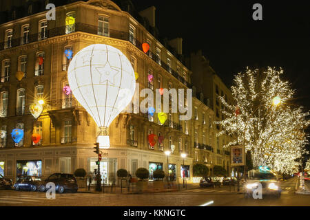 La boutique Dior Décorées pour Noël, Paris, France. Banque D'Images