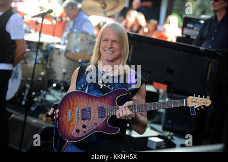 NEW YORK, NY - 23 juillet : le chanteur Ian Gillan et le guitariste Steve Morse de Deep Purple effectuez sur NBC's "Today Show" du Rockefeller Plaza le 23 juillet 2015 à New York City People : Steve Morse Banque D'Images