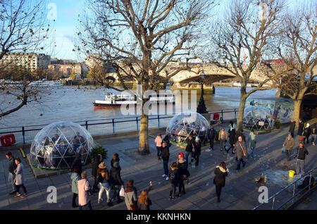 London, UK, 01/12/2017 Les gens profiter du soleil sur la rive sud de l'après-midi sur un après-midi frisquet. Banque D'Images