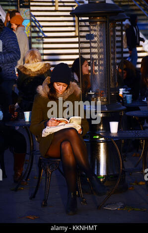 London, UK, 01/12/2017 Les gens profiter du soleil sur la rive sud de l'après-midi sur un après-midi frisquet. Banque D'Images