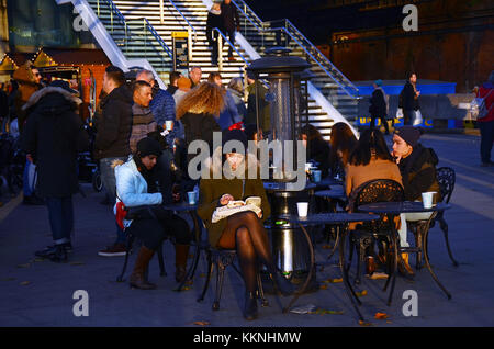 London, UK, 01/12/2017 Les gens profiter du soleil sur la rive sud de l'après-midi sur un après-midi frisquet. Banque D'Images