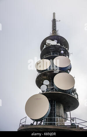 Bergen, Norvège - octobre 2017 : grand mât de télécommunication au sommet de la montagne Ulriken Moutitain à Bergen, Norvège Banque D'Images