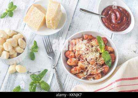 Gnocchi de pommes de terre avec sauce tomate et fromage râpé Banque D'Images