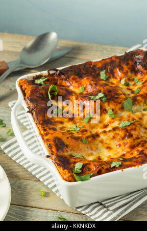 Salé lasagnes boeuf italienne faite maison avec du fromage et de la sauce Banque D'Images