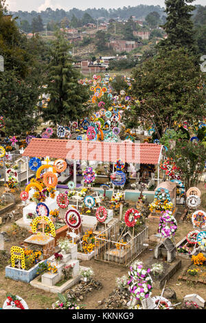 Des centaines de tombes à flanc de colline décorées de fleurs et de couronnes pour le festival Day of the Dead 3 novembre 2017 à Nuevo San Juan Parangaricutiro, Michoacan, Mexique. Banque D'Images