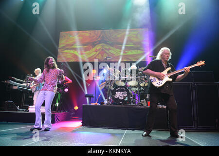 Hollywood FL - 24 mars : Geoff Downes jon Davison, Alan White, Chris Squire de yes effectue au hard rock live eu lieu au Seminole Hard Rock Hotel & Casino le 24 mars 2013 à Hollywood, en Floride. Personnes : Geoff Downes jon Davison, Alan White, Chris Squire Banque D'Images