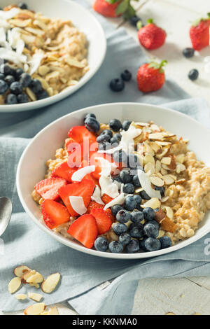 Gruau frais et sain avec des amandes et noix de coco myrtilles fraises Banque D'Images