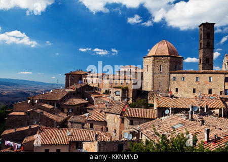 Une vue de la ville médiévale de Volterra, Province de Pise, Toscane, Italie. Banque D'Images