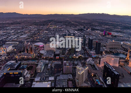 À partir d'hélicoptères de l'antenne au crépuscule, Las Vegas, Nevada, USA Banque D'Images