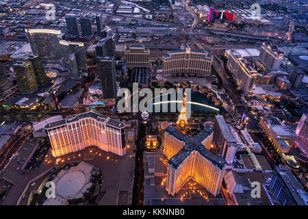 À partir d'hélicoptères de l'antenne au crépuscule, Las Vegas, Nevada, USA Banque D'Images