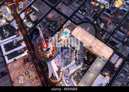 Stratosphère Tower, la photographie aérienne à partir d'hélicoptères au crépuscule, Las Vegas, Nevada, USA Banque D'Images