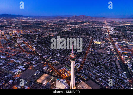 Stratosphère Tower, la photographie aérienne à partir d'hélicoptères au crépuscule, Las Vegas, Nevada, USA Banque D'Images