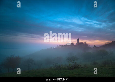 Szinérváralja dans la brume matinale, Seitenroda, Kahla, Thuringe, Allemagne Banque D'Images