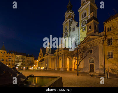 Vue de nuit de la place principale à Bressanone, Italie Banque D'Images