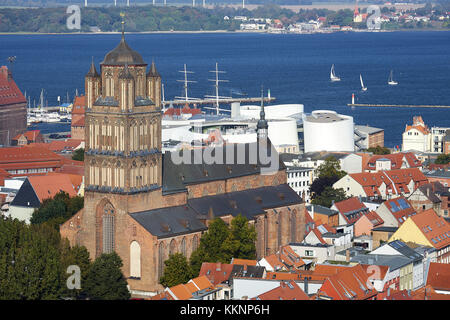 Vue depuis l'église St Marys à l'église St Jacobs avec Oceaneum, Mecklenburg-Vorpommern, Allemagne Banque D'Images