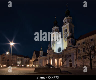 Vue de nuit de la place principale à Bressanone, Italie Banque D'Images