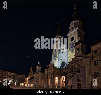 Vue de nuit de la place principale à Bressanone, Italie Banque D'Images