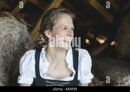 Portrait d'une jeune paysanne avec dirndl Banque D'Images